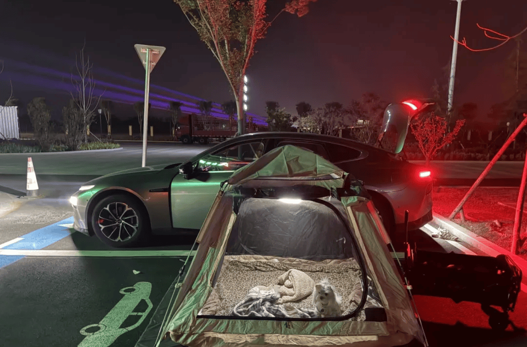 期间年轻人旅行掀起“帐篷过夜”热潮冰球突破游戏不住酒店住帐篷!国庆(图2) 期间年轻人旅行掀起“帐篷过夜”热潮冰球突破游戏不住酒店住帐篷!国庆(图2)